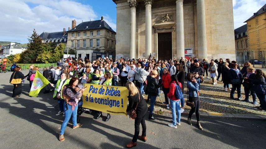 À Rouen, professionnels de la petite enfance et élus communistes manifestent en parallèle